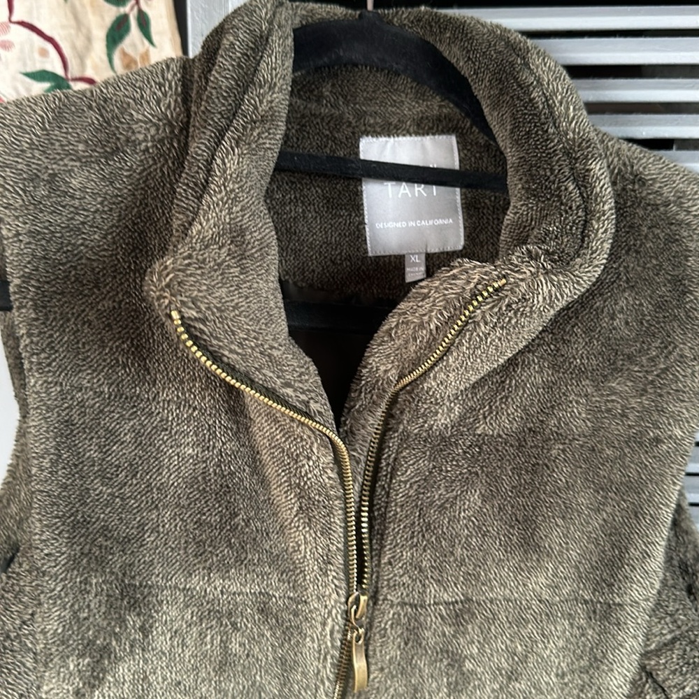 XL Lemon Tart quilted Vest in a gorgeous army green color. Super cozy & cozy EUC - Picture 8 of 12
